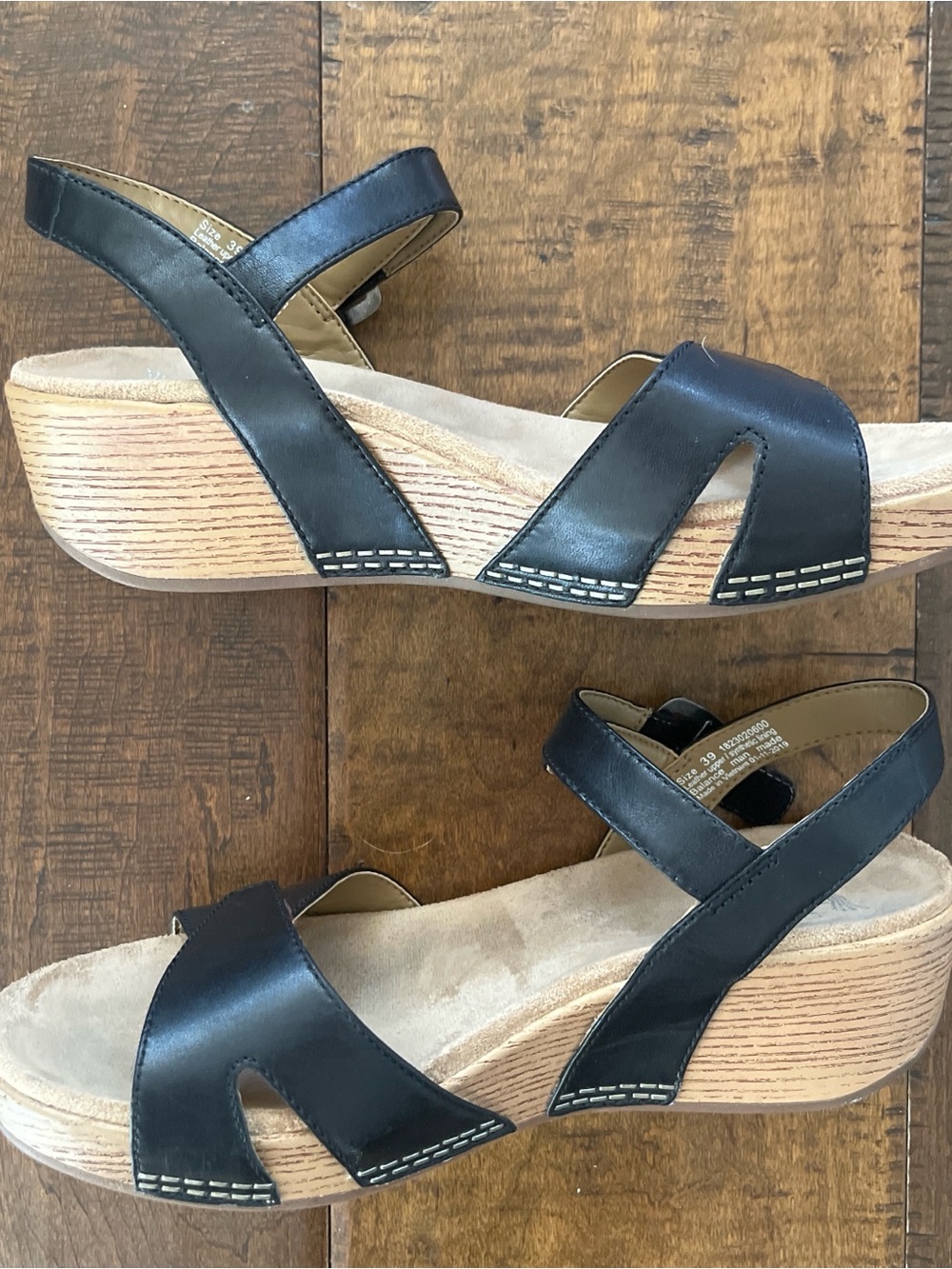 Dansko black leather wedge wood grain platform clog sandals with Velcro straps - Picture 2 of 7